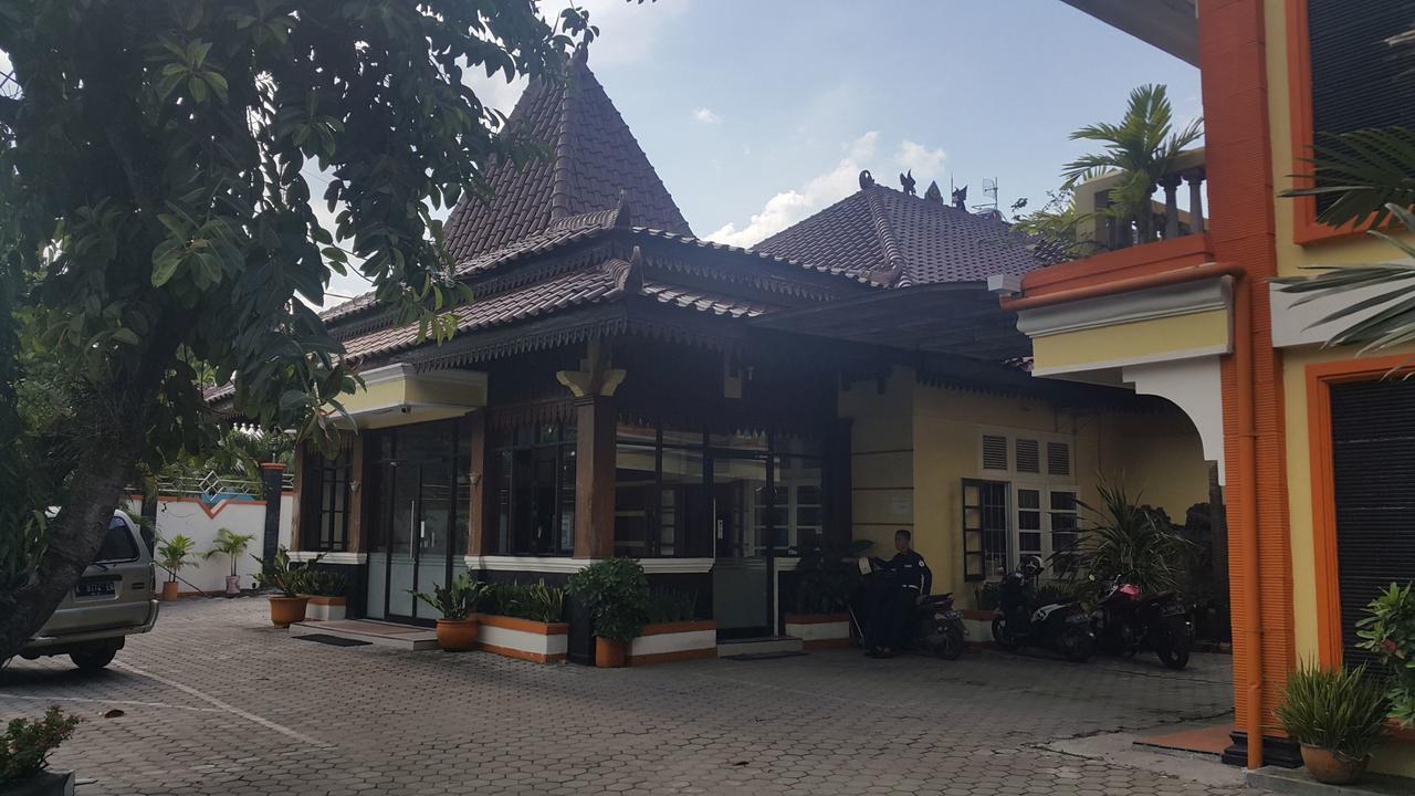 فندق Simpang Tujuh Cepu المظهر الخارجي الصورة