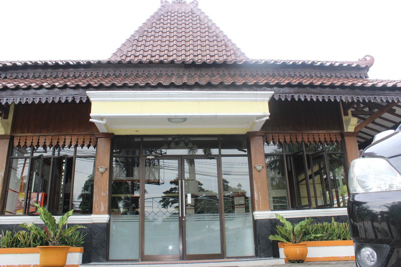 فندق Simpang Tujuh Cepu المظهر الخارجي الصورة